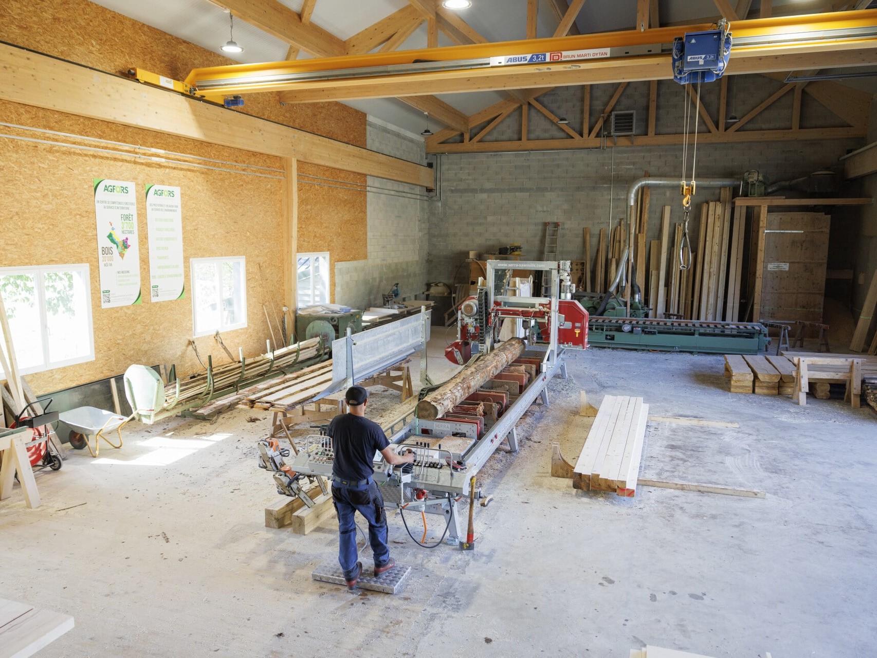 Sciage de bois à la scierie de Marchissy