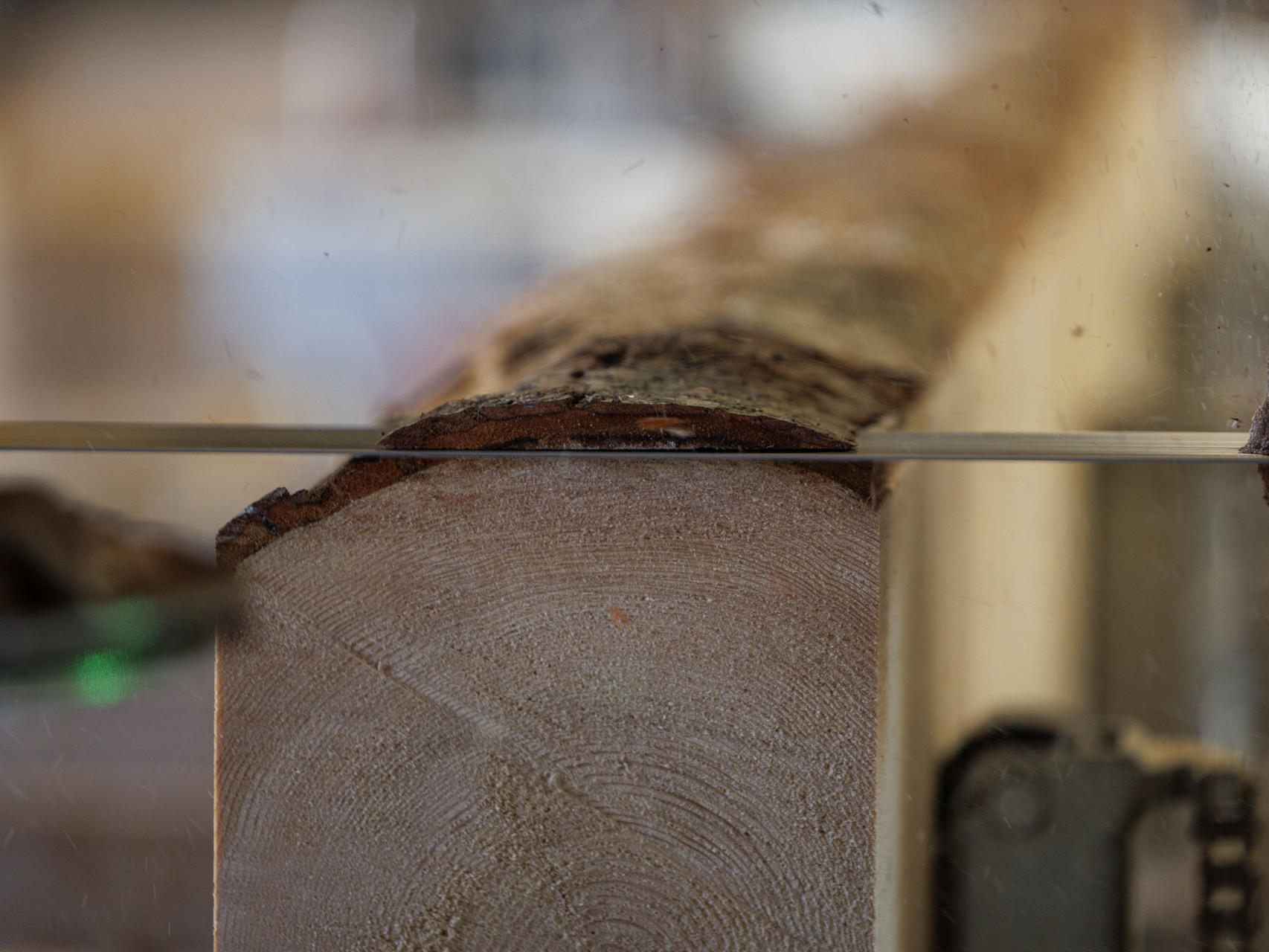 Sciage de bois à la scierie de Marchissy