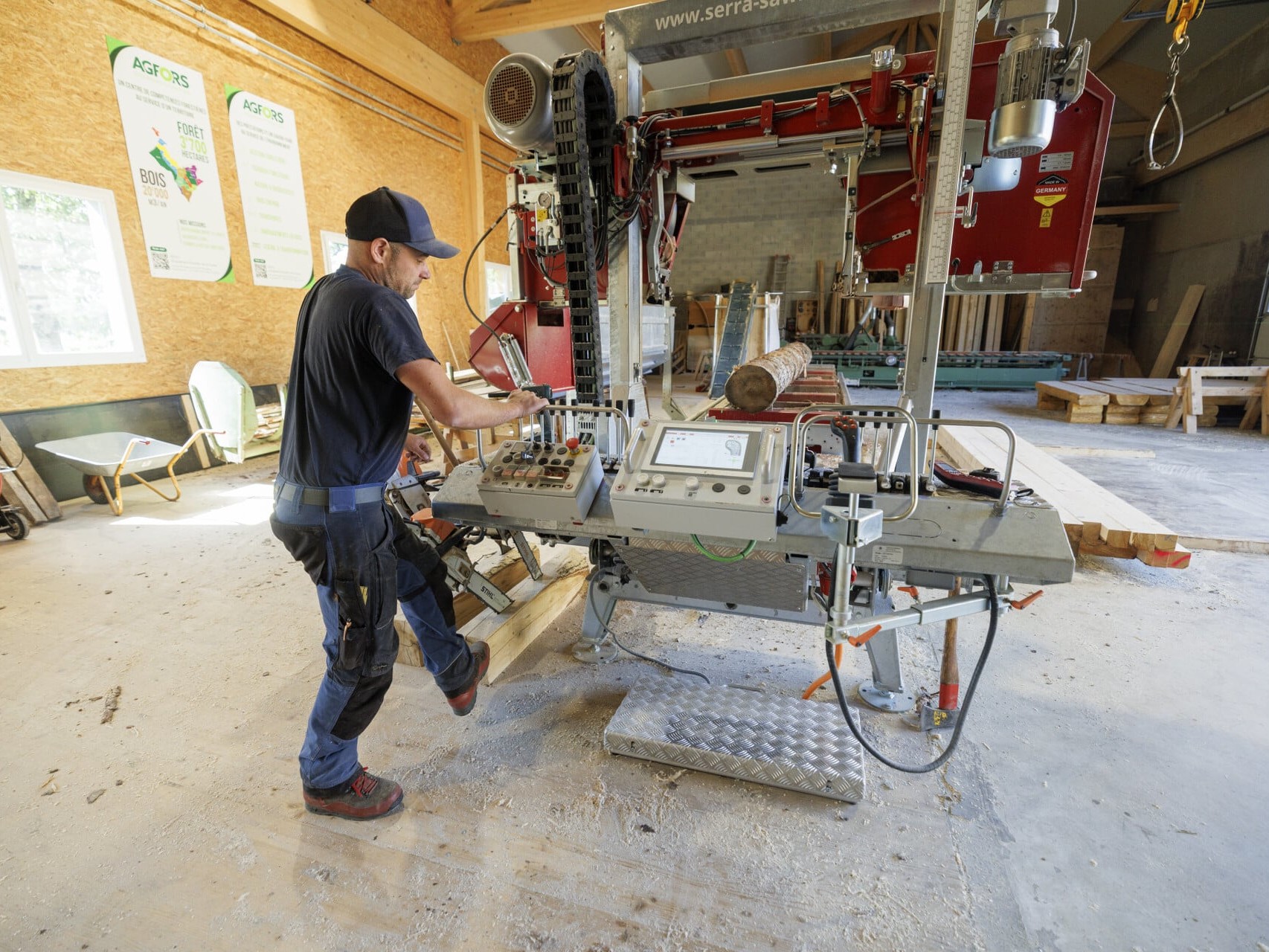 Sciage de bois à la scierie de Marchissy