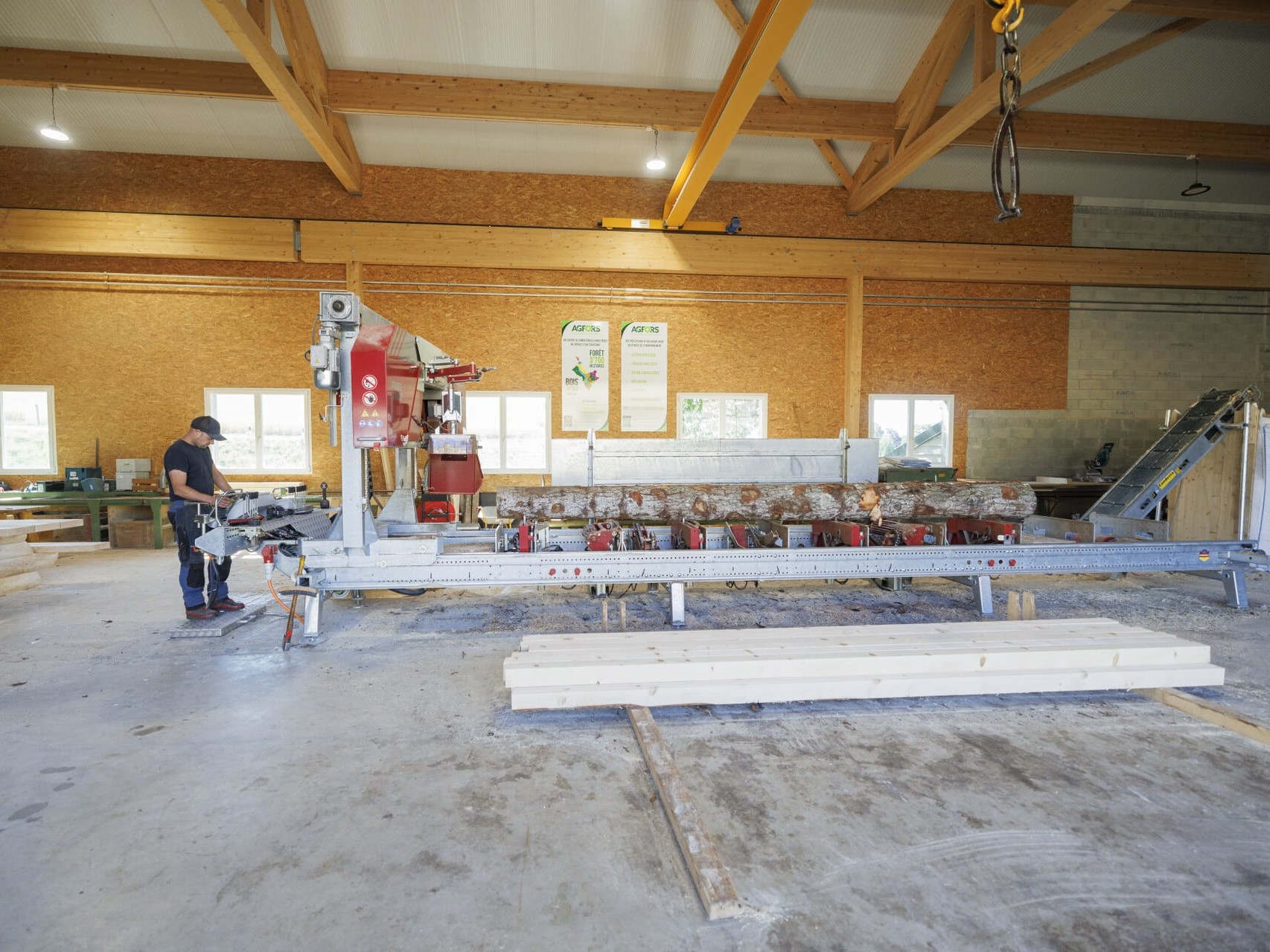 Sciage de bois à la scierie de Marchissy