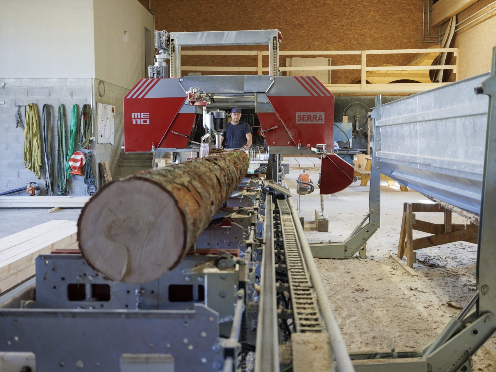 Sciage de bois à la scierie de Marchissy