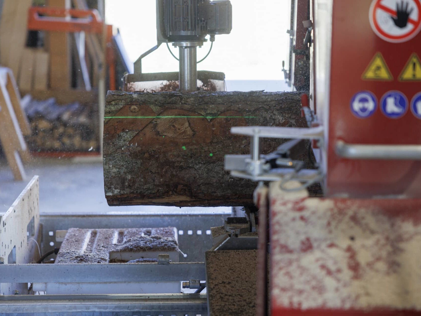 Sciage de bois à la scierie de Marchissy