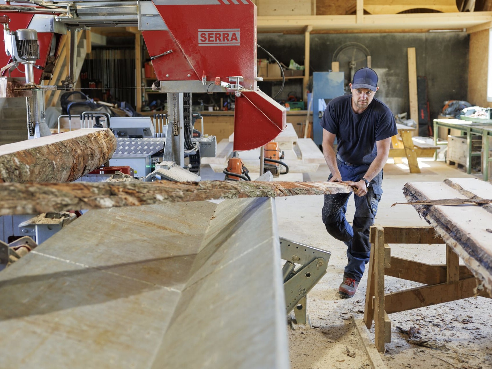 Sciage de bois à la scierie de Marchissy