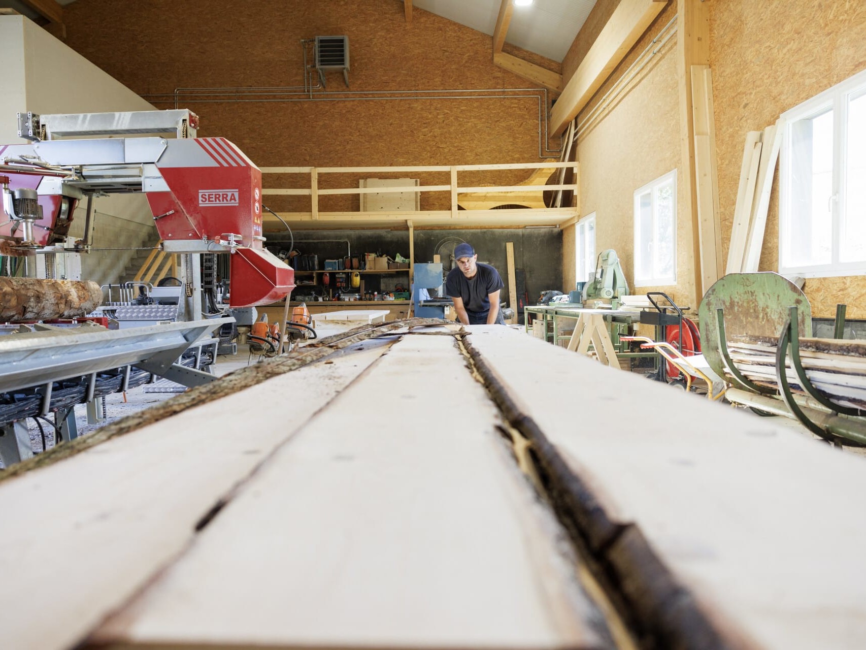 Sciage de bois à la scierie de Marchissy